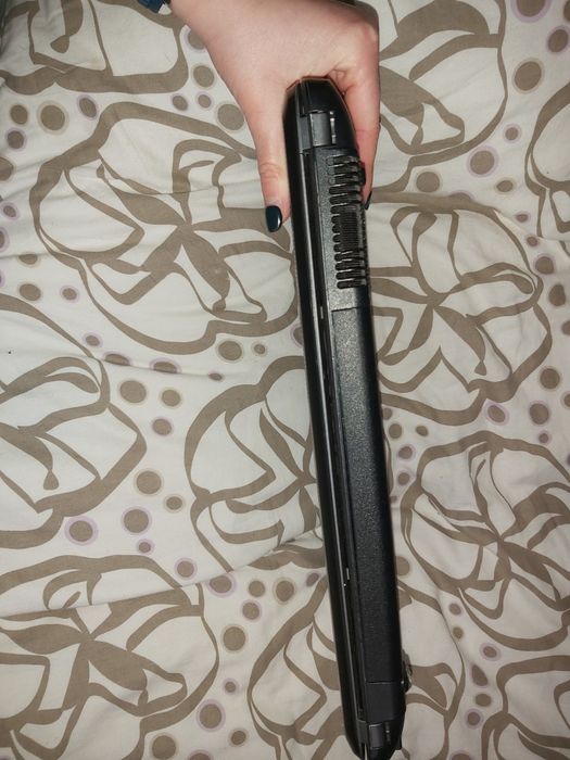 Laptop samsung z ładowarką i nowa bateria