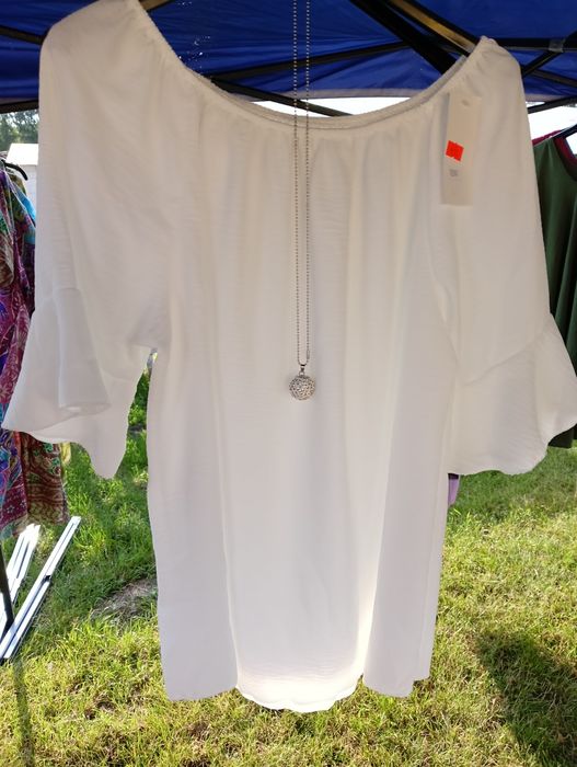 Bluzka hiszpanka biała z wisiorkiem