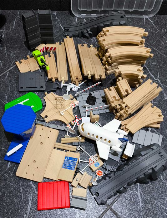 Conjunto de comboio de madeira + acessórios (pistas, avião e sinais)