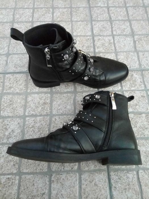 Botas pele Stradivarius Pretas rasas chuva pérolas
