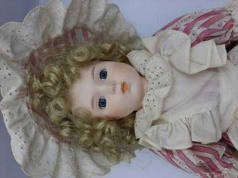 Przepiękna kolekcjonerska lalka porcelanowa.