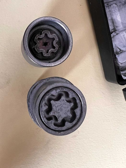 Комплект болтів-секреток із ключем VAG 82a071455. Оригінал.