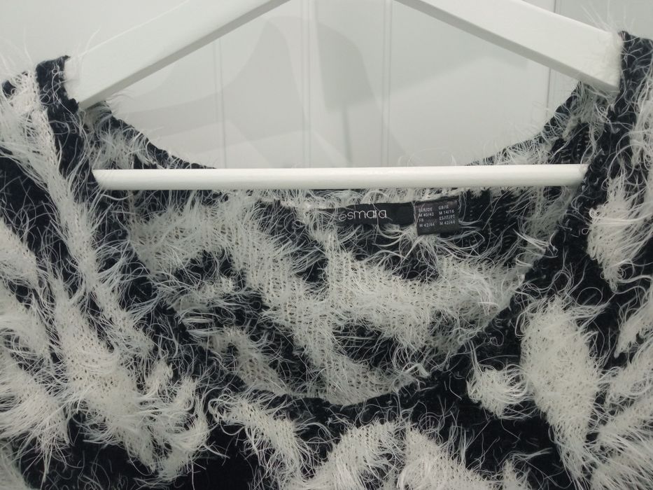 Camisola muito quentinha e peludinha (branco e preto) - tamanho M/L