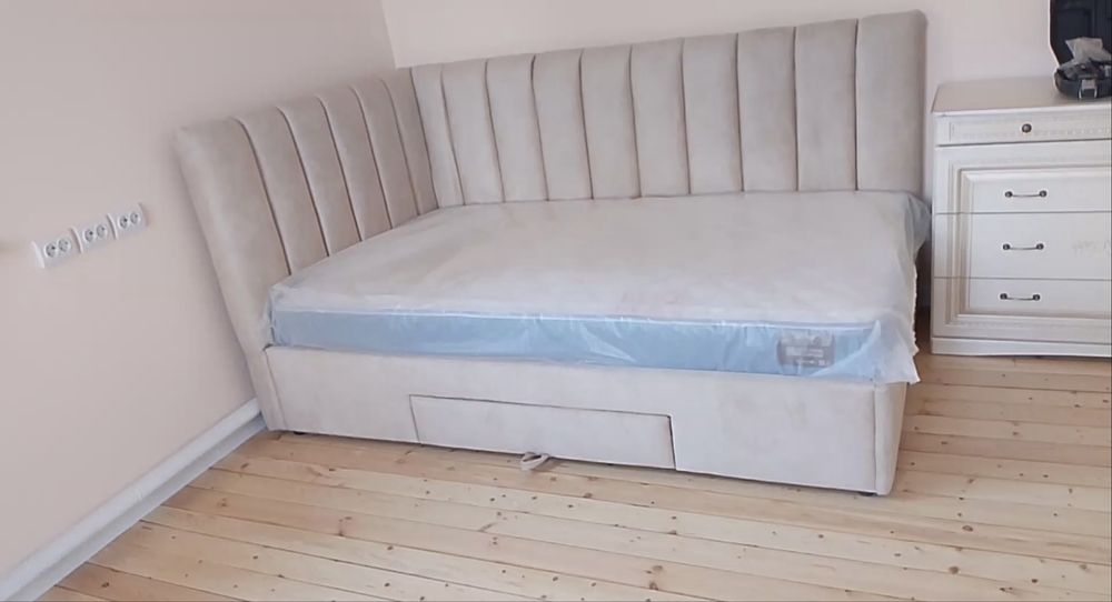 Ліжко для спальні