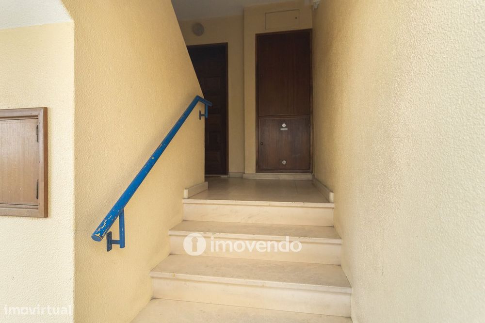Apartamento T2 com áreas generosas e varanda, em Setúbal