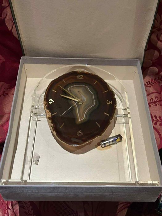 Relógio com pêndulo e pedra natural