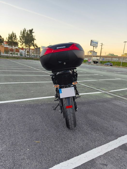 Kawasaki Versys 650 com Top Case Shad SH47