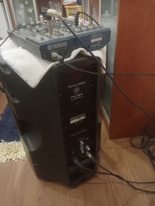 Vendo uma coluna thump th-15a com mesa de mistura Yamaha mg124cx.