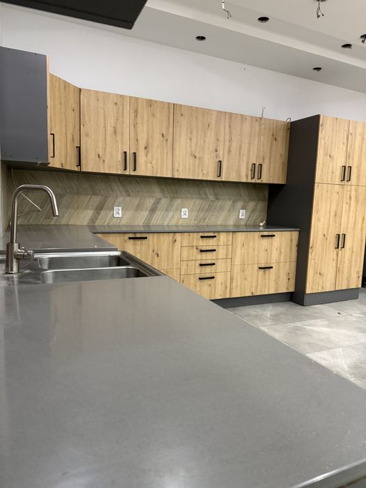 Meble kuchnne z blatem z konglomeratu 5x4,8m