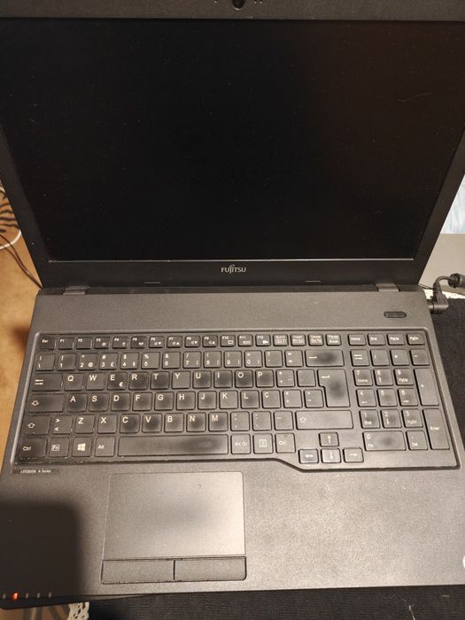 Portátil Fujitsu LifeBook A557 | i5-7200U | 8GB RAM | SSD 256GB | Windows 11 Pro