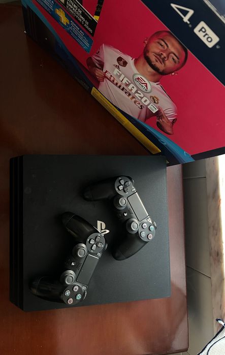 Ps4 pro com dois comandos um é novo