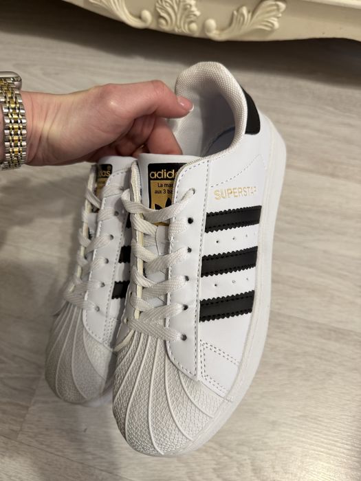 Продам кроссовки Adidas Superstar