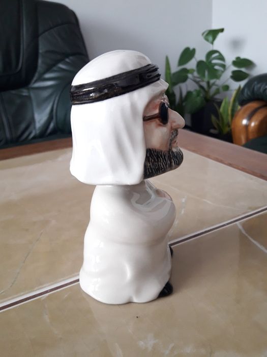 Porcelanowy arab z kiwającą główką na deskę samochodu