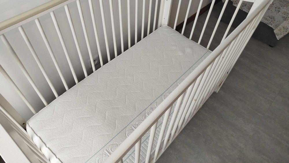 Łóżeczko kolyska z szufladą białe 120×60 + materac