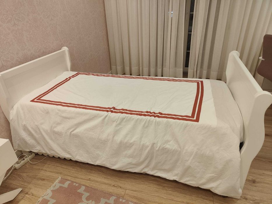 Cama 1,90m x 0,90m com colchão e espaço de arrumação com estrado e colchão
