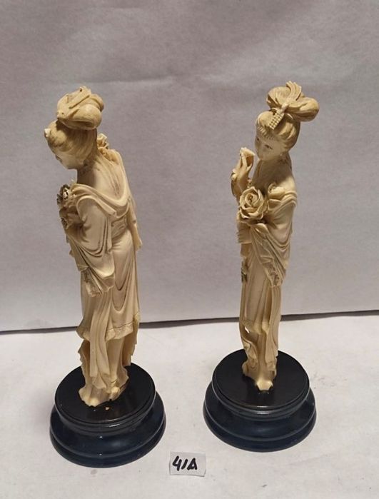 Par de figuras orientais okimonos de geisha