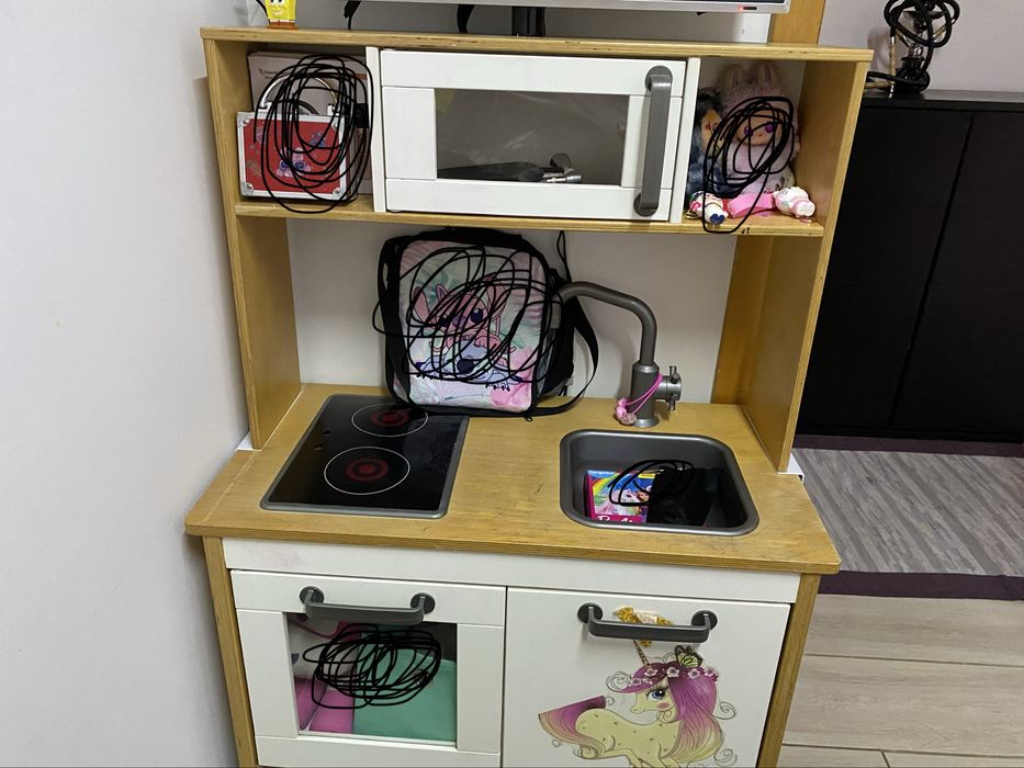 Cozinha com varios brinquedos