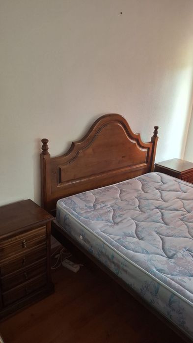 Cama de casal com colchão e mesas cabeceira