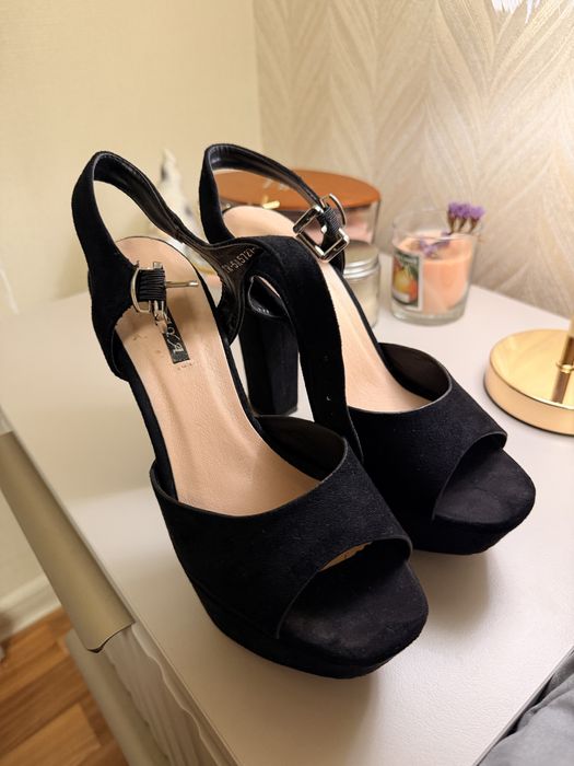 Продам замшеві жіночі туфлі