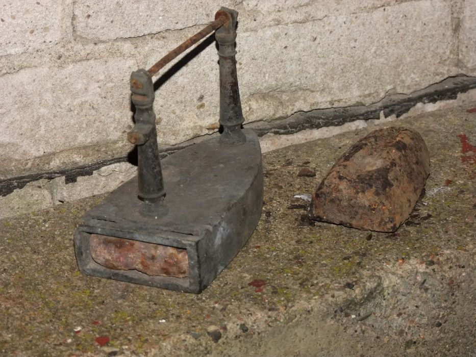 Stare mosiężne żelazko na duszę