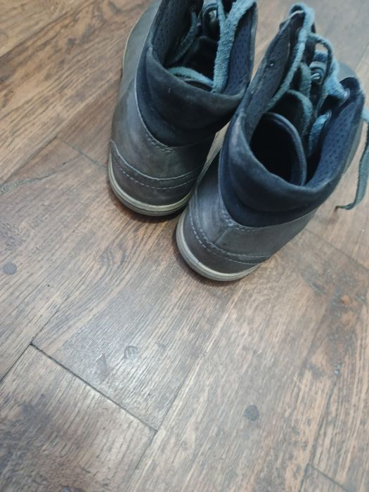 Продам осінні ботинки ECCO