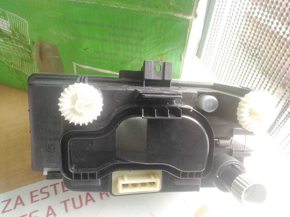 Farol Direito Seat Ibiza/ Cordoba de 16V Novo