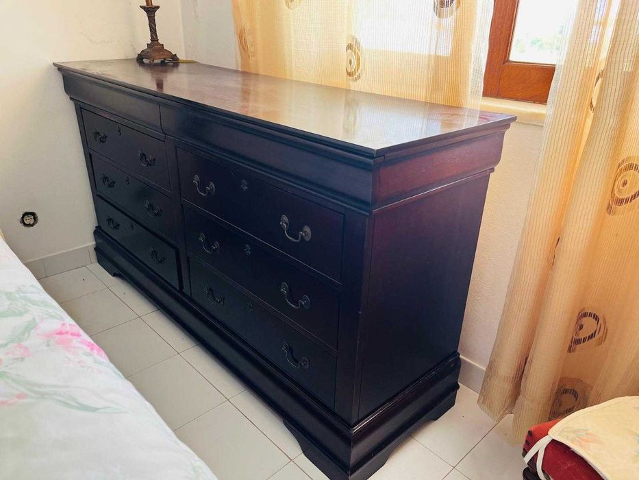 Mobília de Quarto Completa em Madeira Maciça – Cama Casal "Sleigh Bed", Cómoda e Mesinhas de Cabeceira