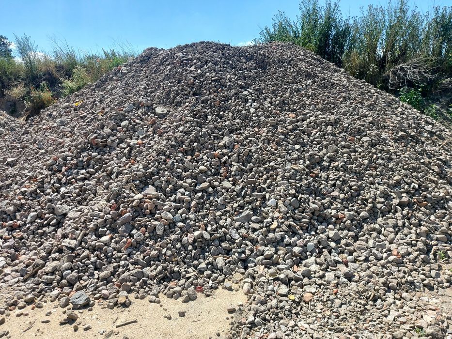 Czarnoziem Gruz betonowy   prace ziemne Piaski transport