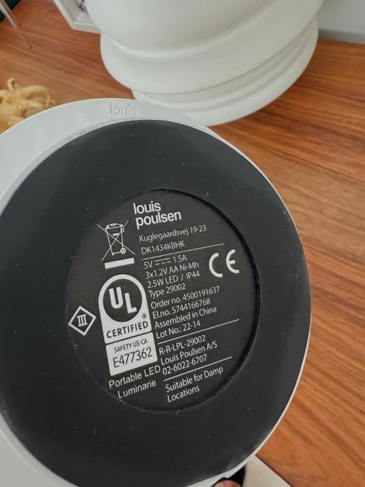 Candeeiro mesa Louis Poulsen em branco