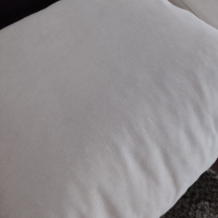 Sofá 2 lugares
Capa dos assentos e almofadas removíveis 
Medidas: 1.87