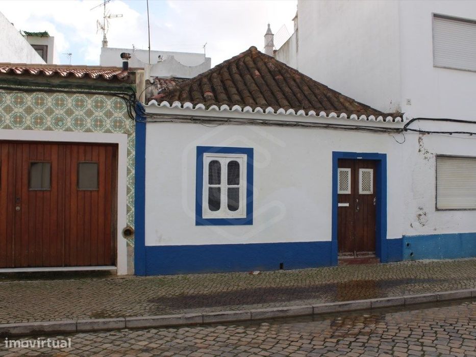 Moradia tradicional T2 para recuperar no Centro de Tavira, Algarve