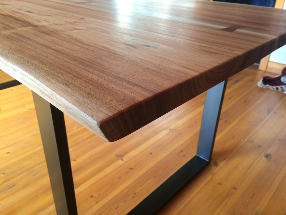 Mesa de jantar de borda orgânica, madeira maciça, feita á medida