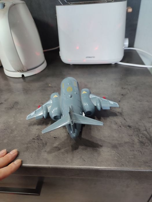 Літак, світло, звук, шасі піднімається, їздить, оминає перешкоди