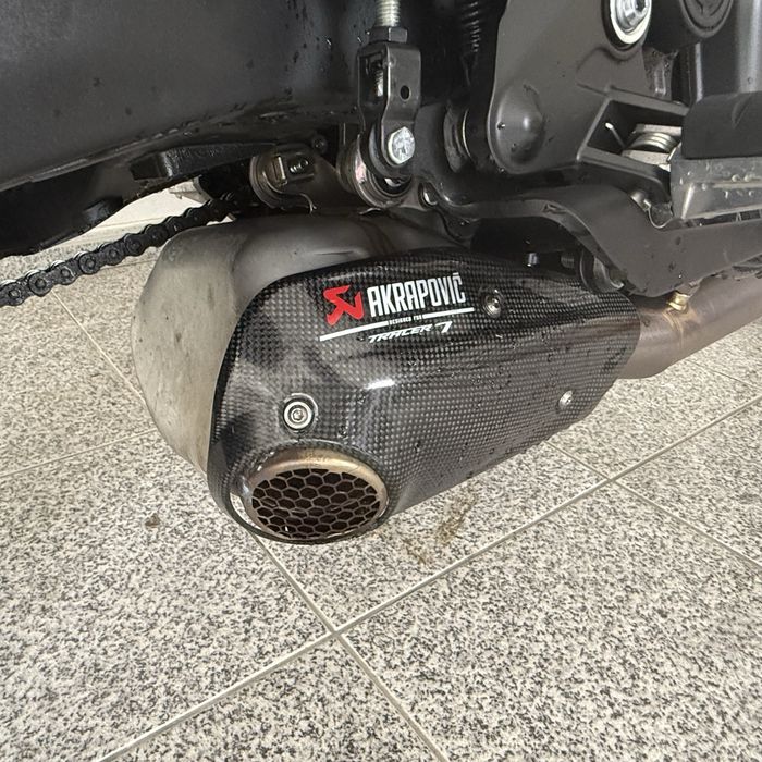 Yamaha Tracer 7 GT de 2025 akrapovic