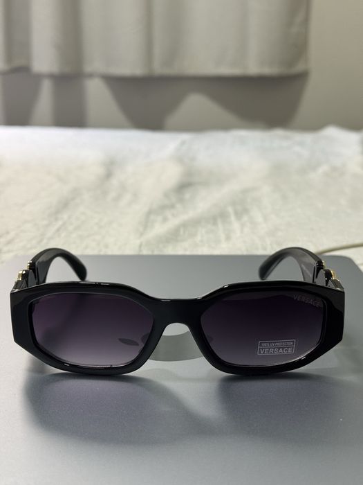 Óculos de Sol Versace Preto com Detalhes Dourados