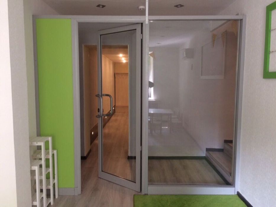 Алюмініева офісна перегородка.9 штук. Двері/Скло /дсп. 2.200X 2.700