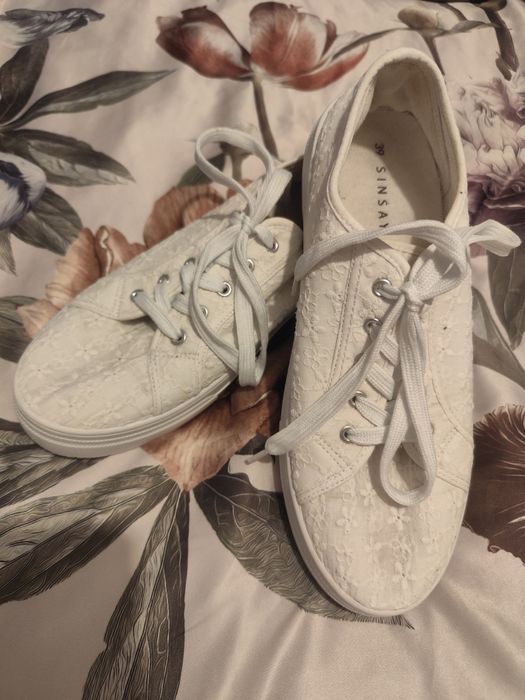 Białe tenisówki rozm.39