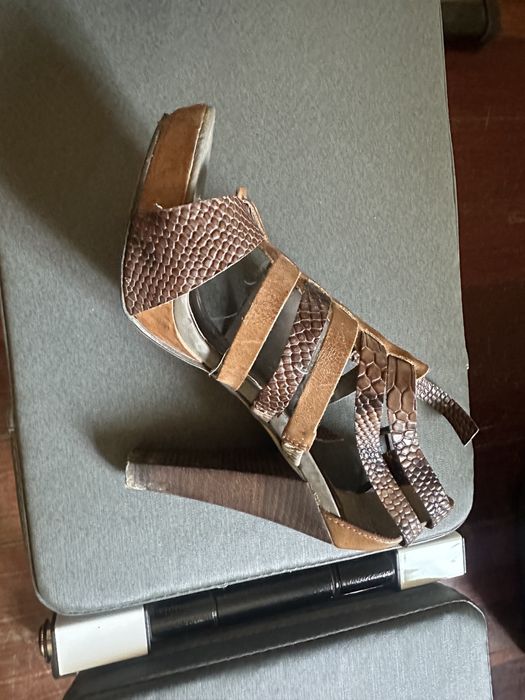 Sandalias de salto e tiras, de cor castanho , marca via unno