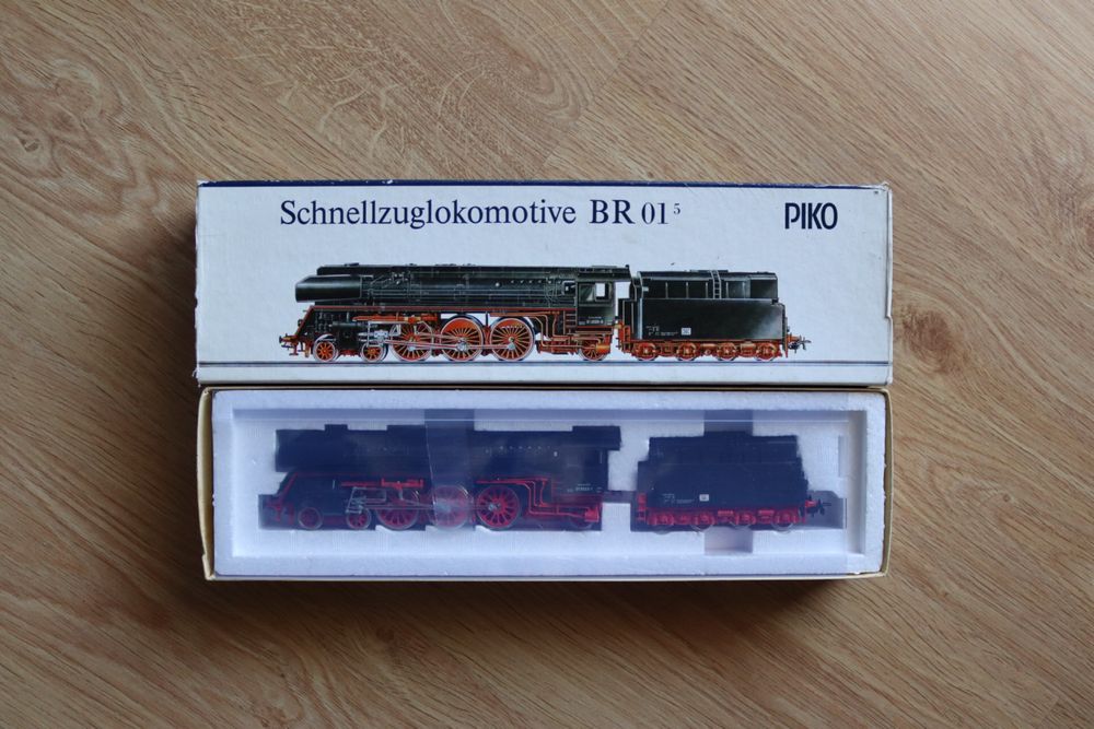 Modell der Schnellzuglokomotive baureihe 01'5 der DR