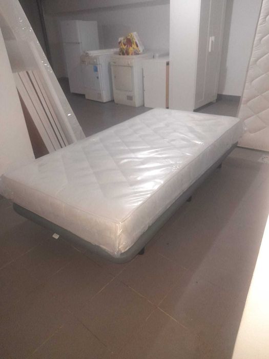 Cama e colchão ambos de 1metro por 2 de comprimento .