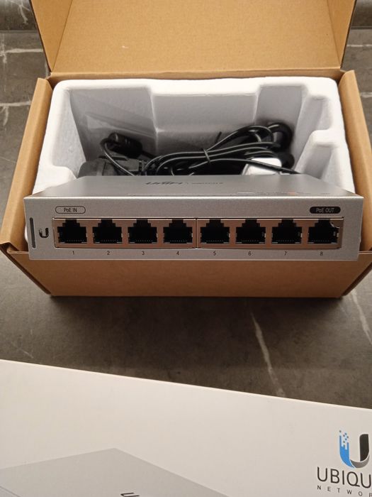 Коммутатор сетевой новый. Ubiquiti на 8 портов.