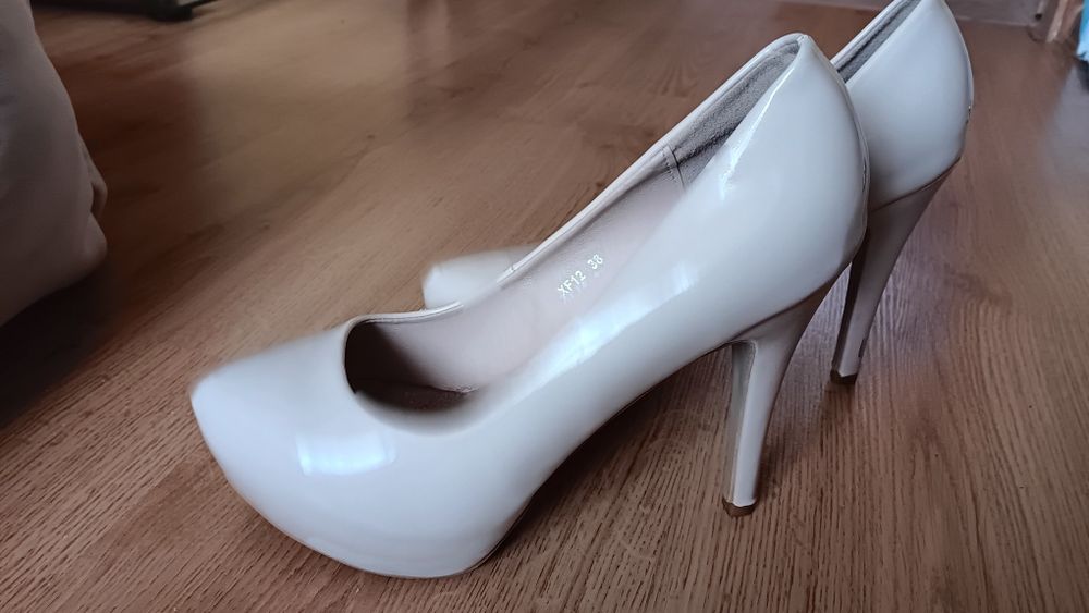 Buty kremowe,lakier, na platformie  r.38