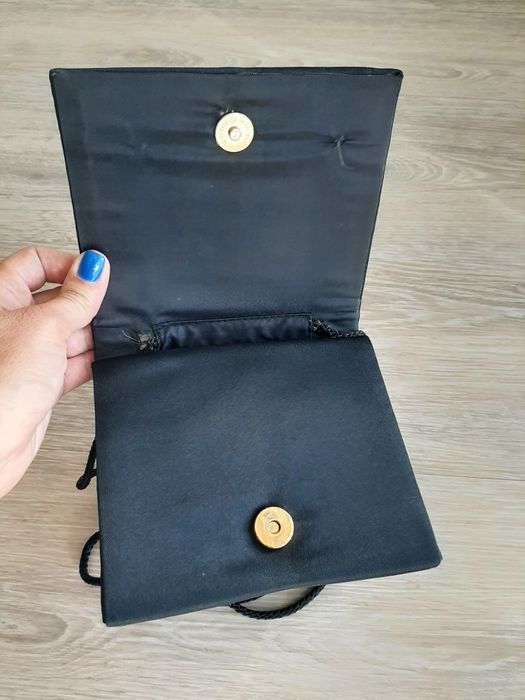 Pochete preta com brilhantes