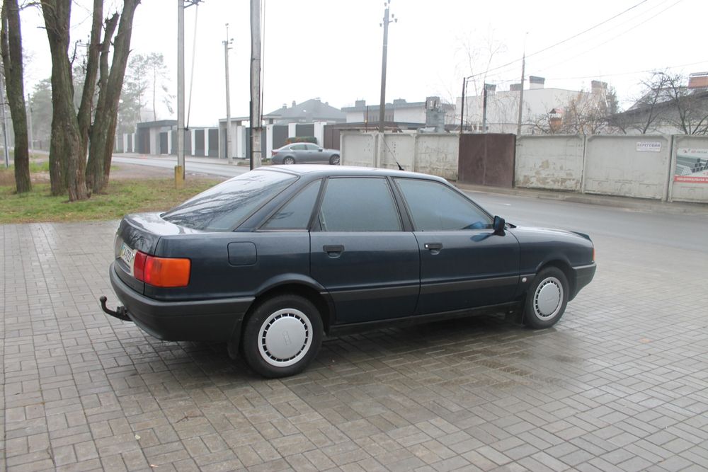 Audi 80 1.8        .