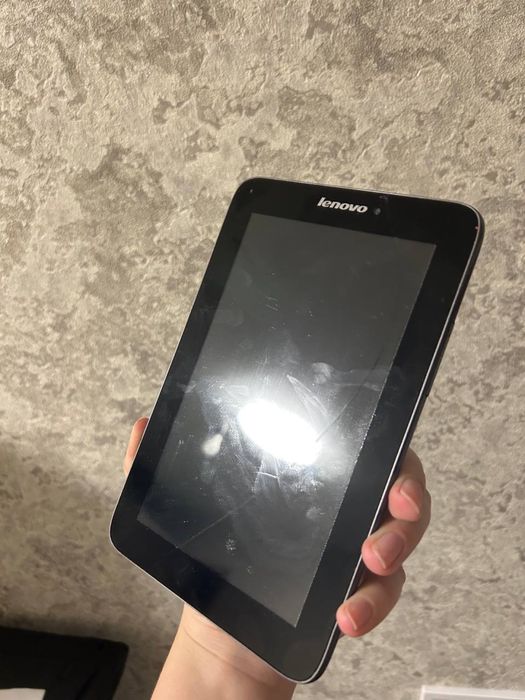 Лот кнопочних телефонів та планшет