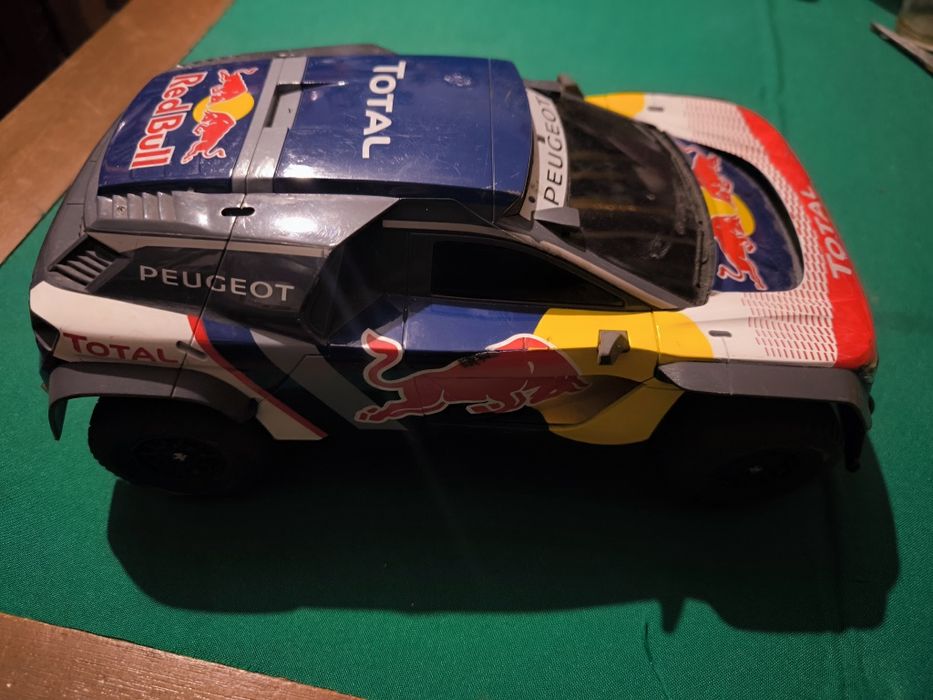 Carro Peugeot total e red bull