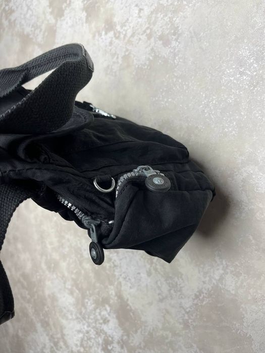 чорна нейлонова сумка Kipling