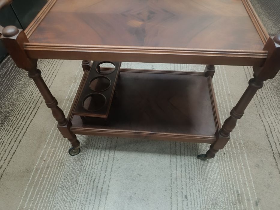 Bar em castanho com rodas bom estado