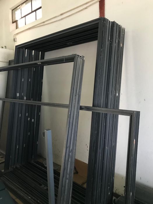 Janelas, estores e rede mosquiteira