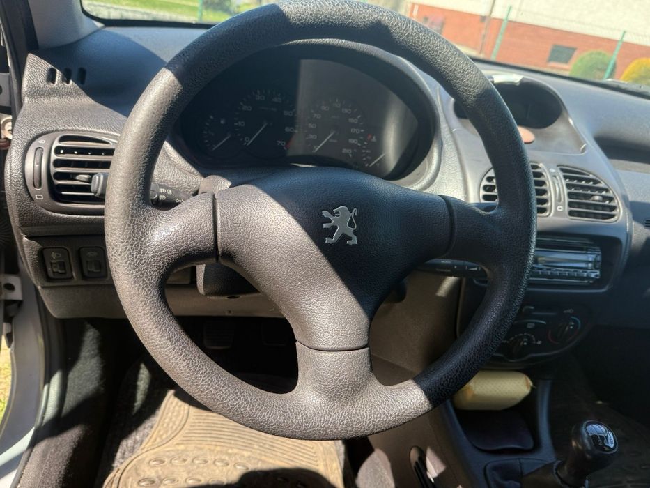 Sprzedam samochód osobowy peugeot 206